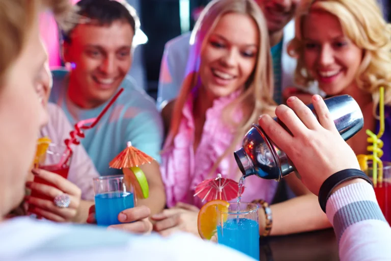 young-people-drinking-cocktails-nightclub